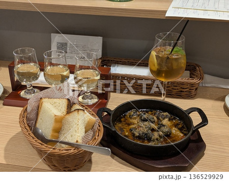 バルでの飲み比べセットとおつまみのアヒージョとパンの食卓 136529929
