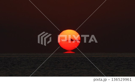だるま夕日 水平線上の太陽 だるま夕日 水平線上の太陽 136529961