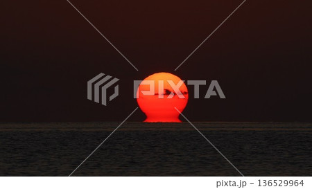 だるま夕日 水平線上の太陽 だるま夕日 水平線上の太陽 136529964