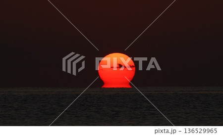 だるま夕日 水平線上の太陽 136529965