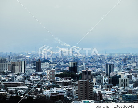 高所から見た冬の名古屋市の都市景観のパノラマの全景風景	 136530045
