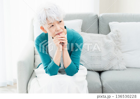 不安を感じるシニア女性 136530228