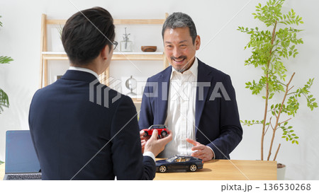 商談をする男性 商談をする男性 136530268