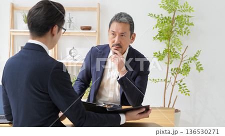 商談をする男性 商談をする男性 136530271