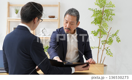 商談をする男性 商談をする男性 136530273