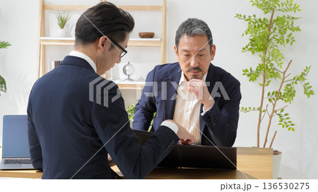 商談をする男性 商談をする男性 136530275