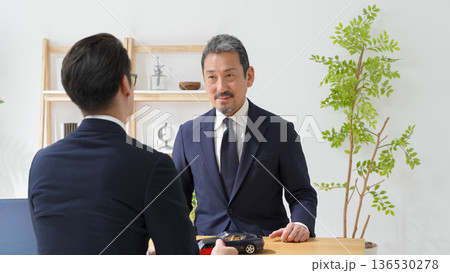商談をする男性 商談をする男性 136530278