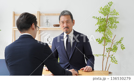 商談をする男性 商談をする男性 136530279