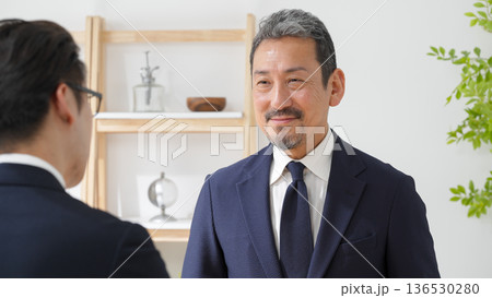 商談をする男性 136530280