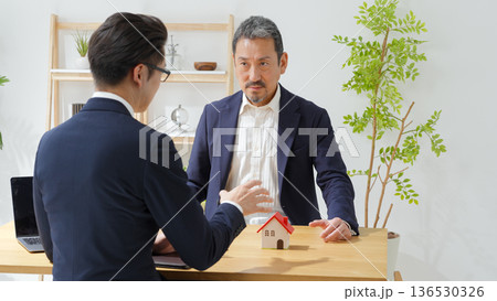 商談をする男性 商談をする男性 136530326