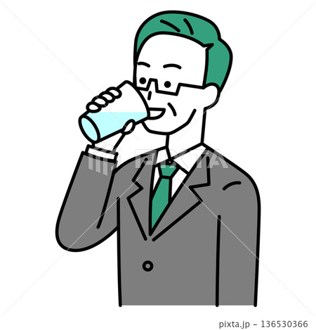 コップで水を飲む中年のスーツの男性 コップで水を飲む中年のスーツの男性 136530366