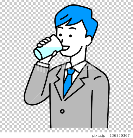 コップで水を飲むスーツの男性 136530367