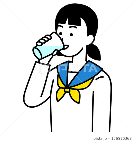 コップで水を飲む女子学生 136530368