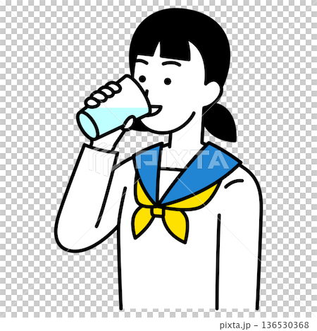コップで水を飲む女子学生 136530368
