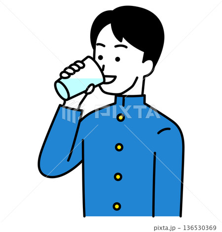 コップで水を飲む男子学生 136530369