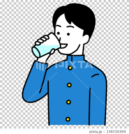 コップで水を飲む男子学生 136530369