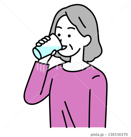 コップで水を飲む年配の女性 コップで水を飲む年配の女性 136530370