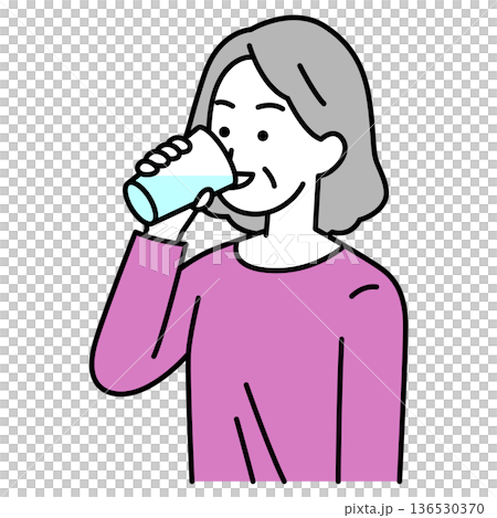 コップで水を飲む年配の女性 コップで水を飲む年配の女性 136530370