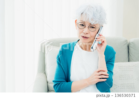 固定電話で通話するシニア女性 固定電話で通話するシニア女性 136530371