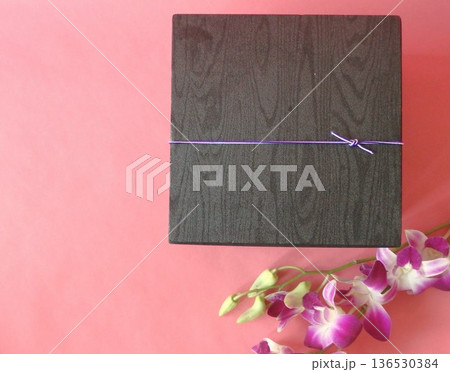 和の法要イメージ　仕出しとデンファレ 136530384