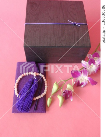 法事　弁当箱と数珠 136530386