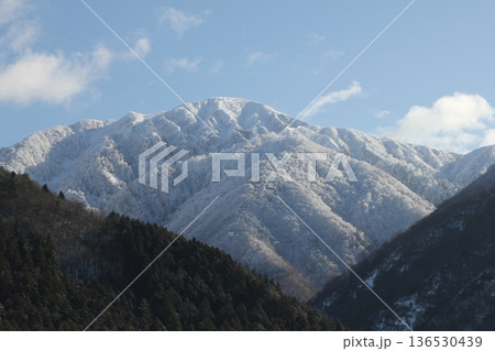 雪化粧をした荒島岳 雪化粧をした荒島岳 136530439