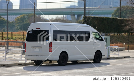 白いワンボックスカー イメージ 白いワンボックスカー イメージ 136530491