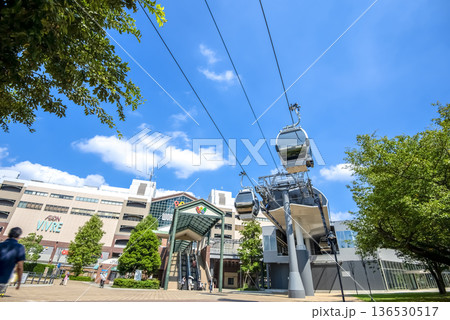 横浜みなとみらいの都市風景 ロープウェイ ワールドポーターズ側 横浜みなとみらいの都市風景 ロープウェイ ワールドポーターズ側 136530517