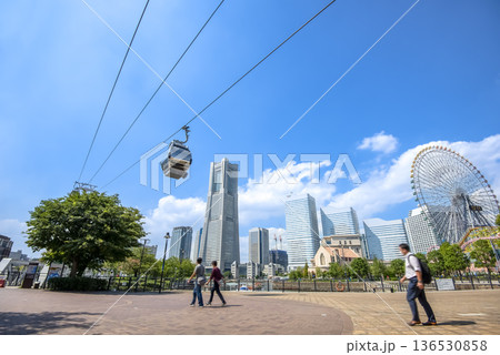 横浜みなとみらいの都市風景　運河パーク　ロープウェイとランドマークタワー 136530858