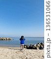 冬の海を見ている子供 136531066