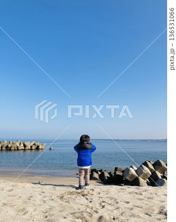 冬の海を見ている子供 冬の海を見ている子供 136531066