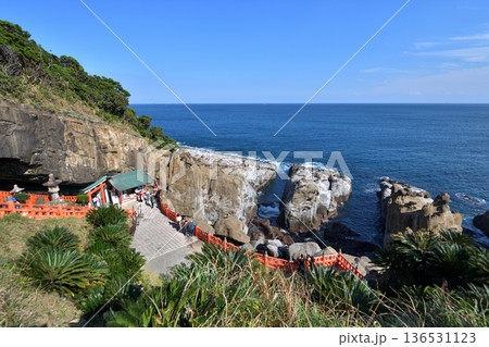 鵜戸神宮　山窟前の嚴岩　宮崎県日南市 136531123