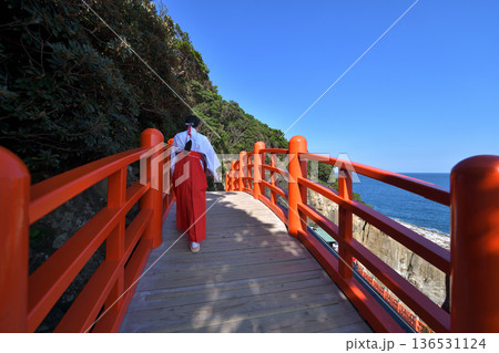 鵜戸神宮　玉橋を渡る巫女さん　　宮崎県日南市 136531124