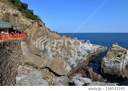 鵜戸神宮　山窟前の嚴岩　宮崎県日南市 136531145