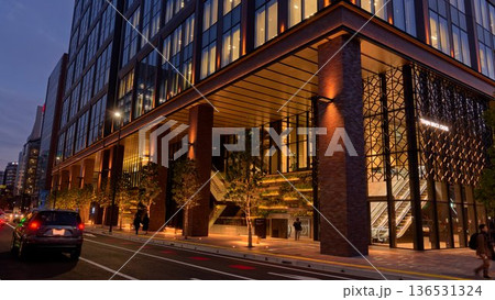 福岡の街と建物-天神ブリッククロスのプロムナード 136531324