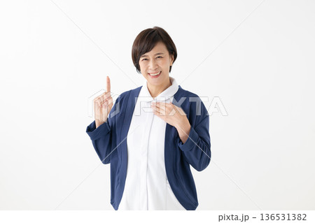 指差しをする女性 136531382