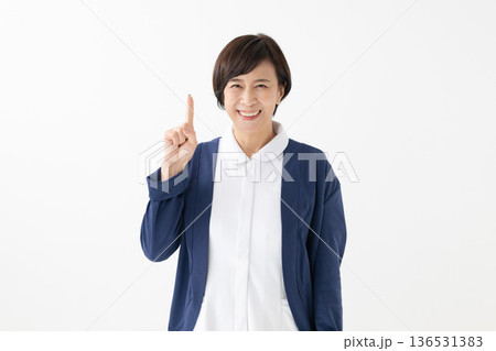 指差しをする女性 指差しをする女性 136531383