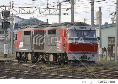 【運転席ぼかし済】DF200機関車 五稜郭駅構内停車中 【運転席ぼかし済】DF200機関車 五稜郭駅構内停車中 136531406