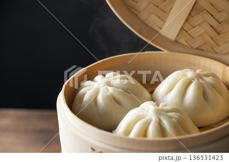 肉まんをせいろで蒸す 136531423
