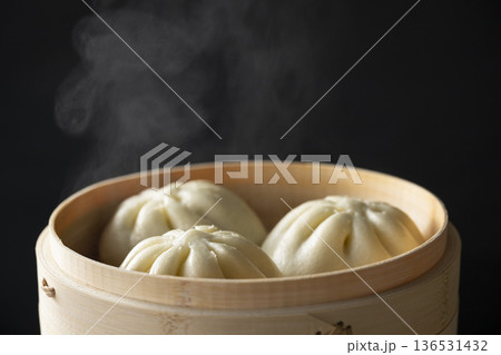 肉まんをせいろで蒸す 肉まんをせいろで蒸す 136531432