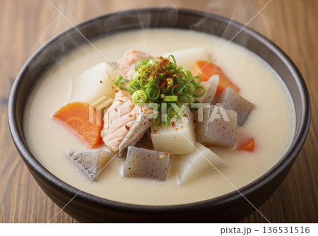 鮭と根菜がたっぷり入った湯気が立つ温かい粕汁 136531516