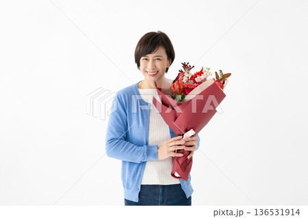 花を持つ女性 花を持つ女性 136531914