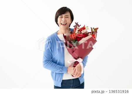 花を持つ女性 136531916