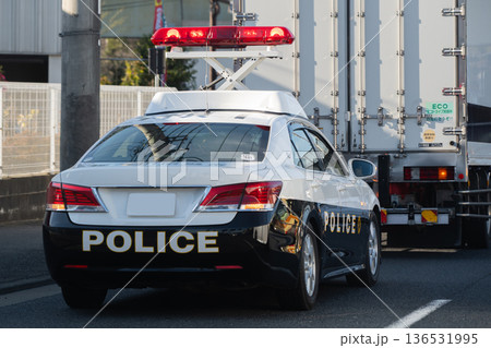 取り締まりをするパトカー 136531995