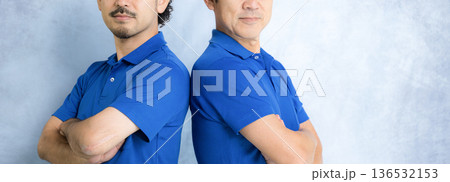 腕を組む引っ越しや内装、荷物などを運ぶ人の2人の腕を組むカメラ目線イメージ 顔なしのバナー 腕を組む引っ越しや内装、荷物などを運ぶ人の2人の腕を組むカメラ目線イメージ 顔なしのバナー 136532153