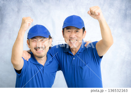 腕を組む引っ越しや内装、荷物などを運ぶ人の2人の肩を組むガッツポーズのカメラ目線イメージ 腕を組む引っ越しや内装、荷物などを運ぶ人の2人の肩を組むガッツポーズのカメラ目線イメージ 136532163