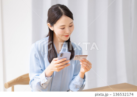 クレジットカードとスマホを持つ女性 136532174