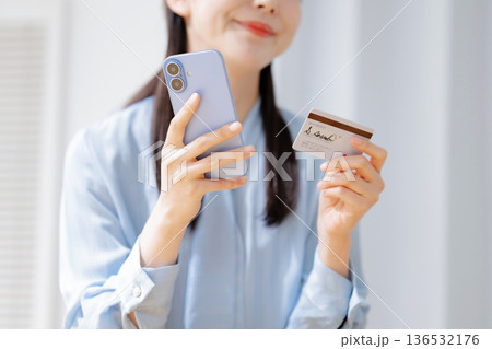 クレジットカードとスマホを持つ女性 クレジットカードとスマホを持つ女性 136532176