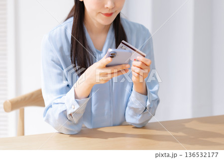クレジットカードとスマホを持つ女性 136532177