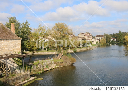 シスレーが愛したパリ郊外の小さな町モレ・シュル・ロワン シスレーが愛したパリ郊外の小さな町モレ・シュル・ロワン 136532183